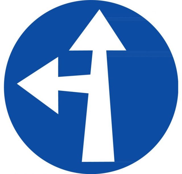 תמרור סע ישר או שמאלה 1